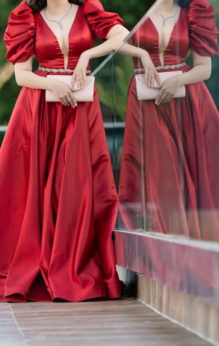 Сатенена червена бална рокля