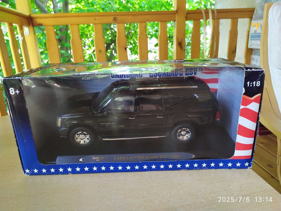 1 : 18 Метален модел на Cadillac Escalade ESV 2003, Ricko