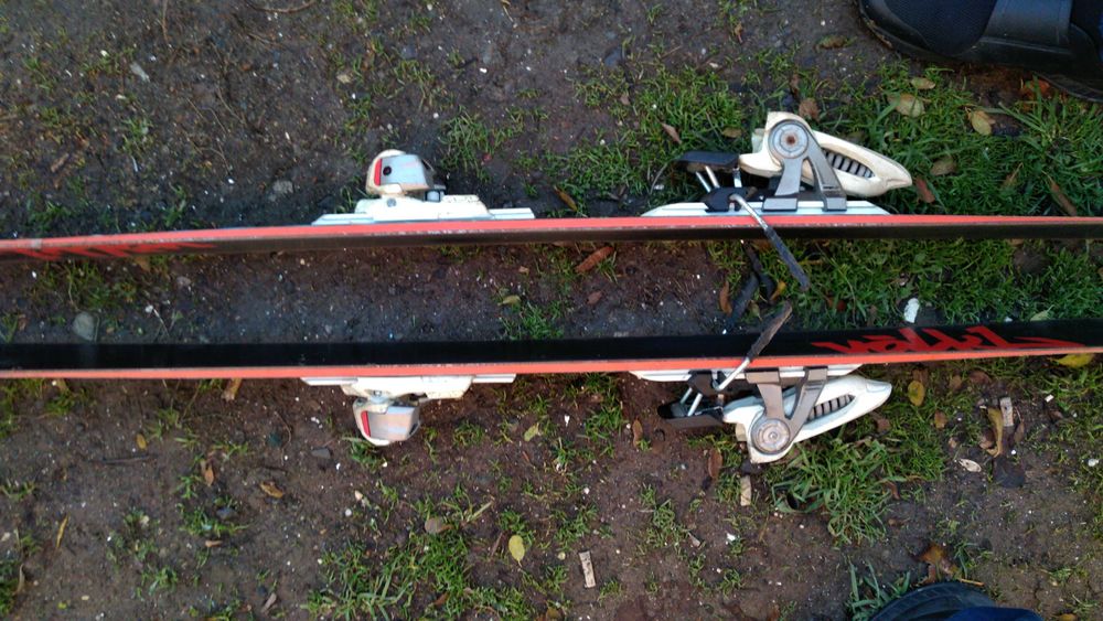 Skiuri Volkl Ledge Skis 2011 Radius: 16.9m -162cm cu Marker Griffon 12