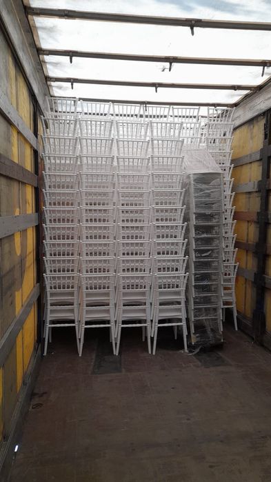 Vand scaune chiavari si mese