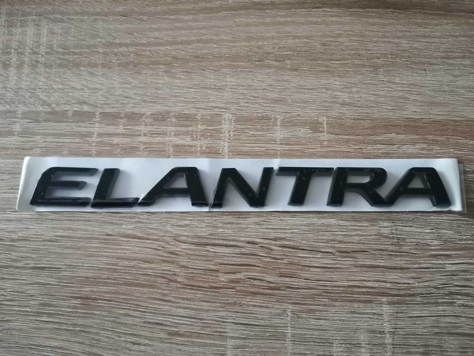 черен надпис Hyundai Elantra