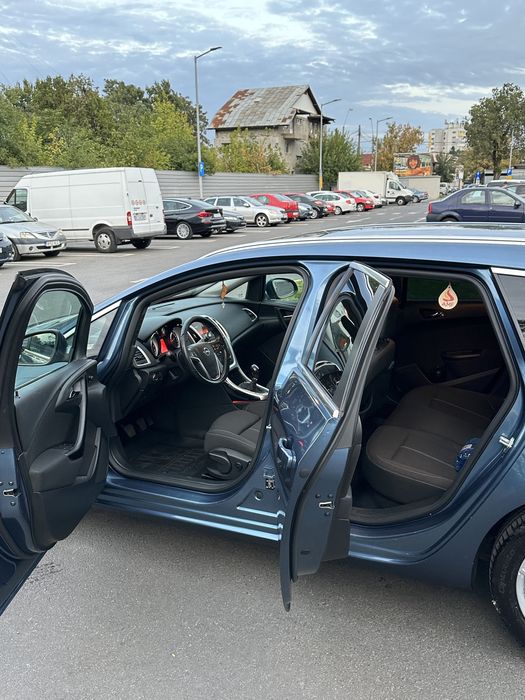 Vând Opel Astra Sport Tourer