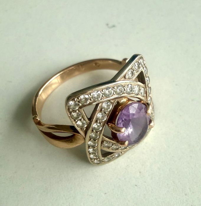 Златен пръстен с лилав аметист и циркони
