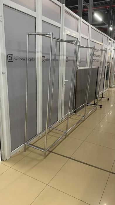 Напольная вешалка для одежды