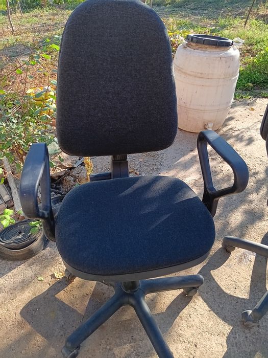 Продавам офис столове