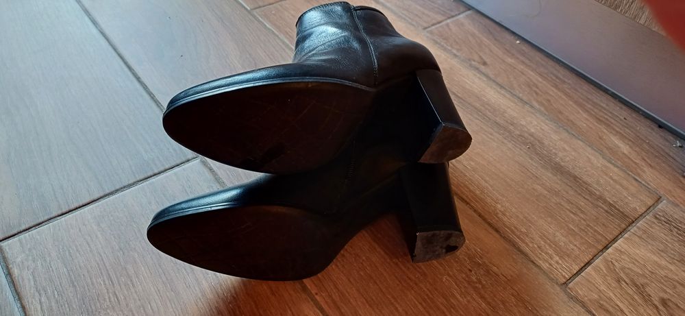 Botine piele exterior- interior  marimea 39, toc 8 cm