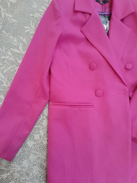 Kostyum. Yap yangi. Malina