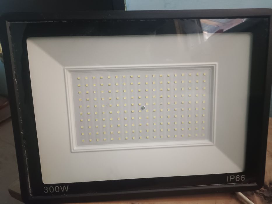 Прожектор 300 w .