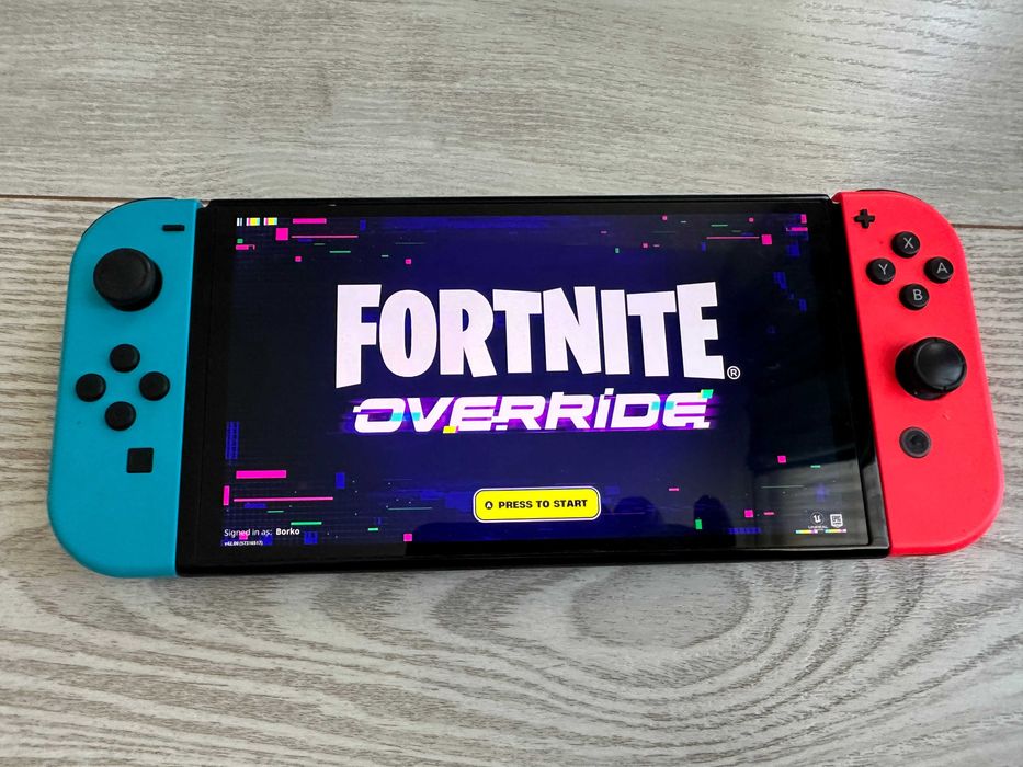 Nintendo Switch OLED 64GB + 64GB SD card, 7 игри, 2 контролера