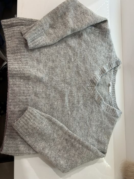 Сив пуловер.