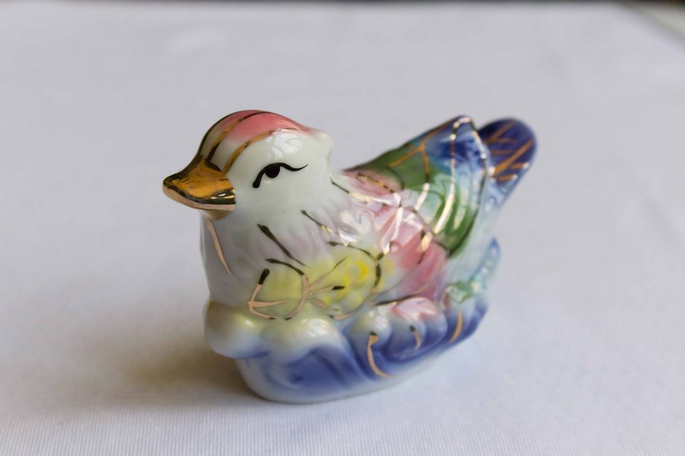 Продается фарфоровая статуэтка " Райская птичка"