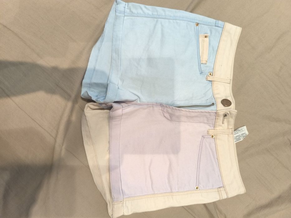 Vând 3 perechi de pantaloni scurți