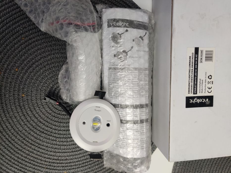 Spoturi incastrate panica