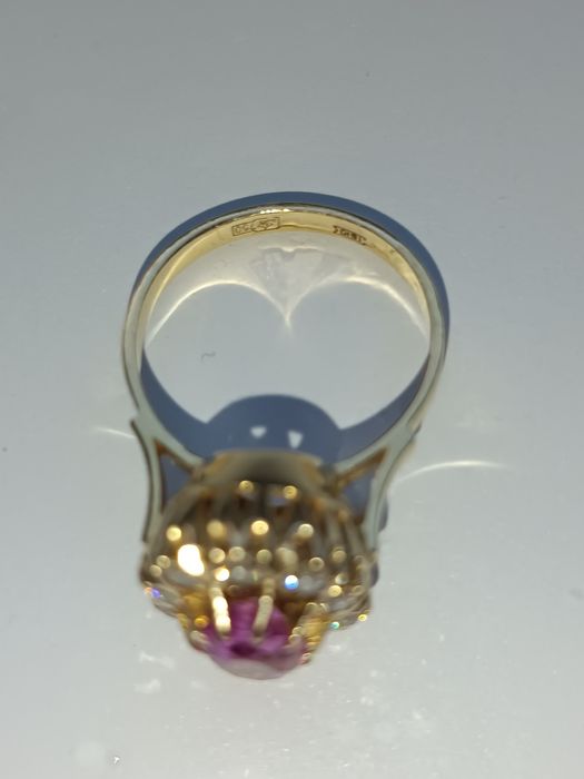 Продаётся бриллиантрвое кольцо Баку старзавод 750 пробы 7  граммов