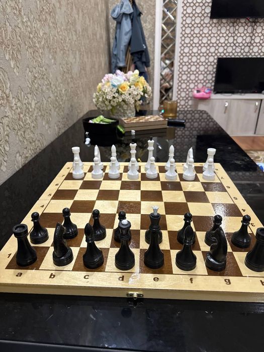 Shaxmat sifatli figurasi bilan komplekt