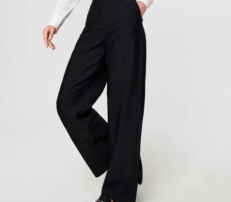 Черни панталони                       .