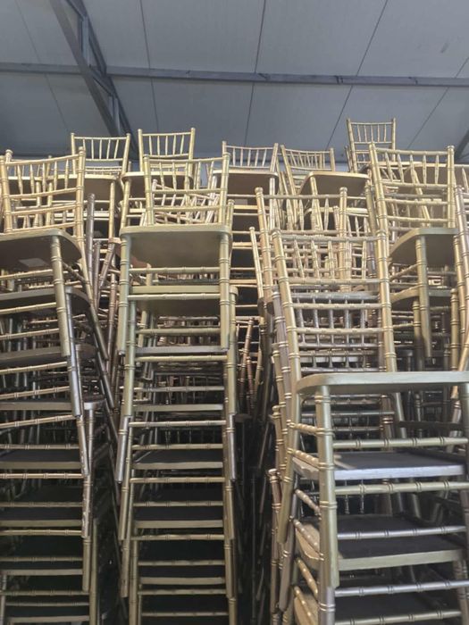 Vând scaune din lemn, model Chiavari, culoare auriu