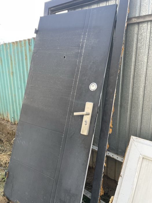 Наружная дверь продается