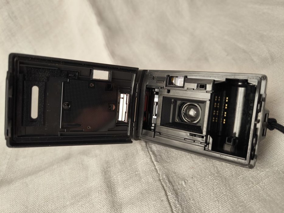 Olympus AF-1  (pre MJU) Infinity Mini (AF-1 mini) Yashica Zoomate 165 (cu flash și telecomanda)