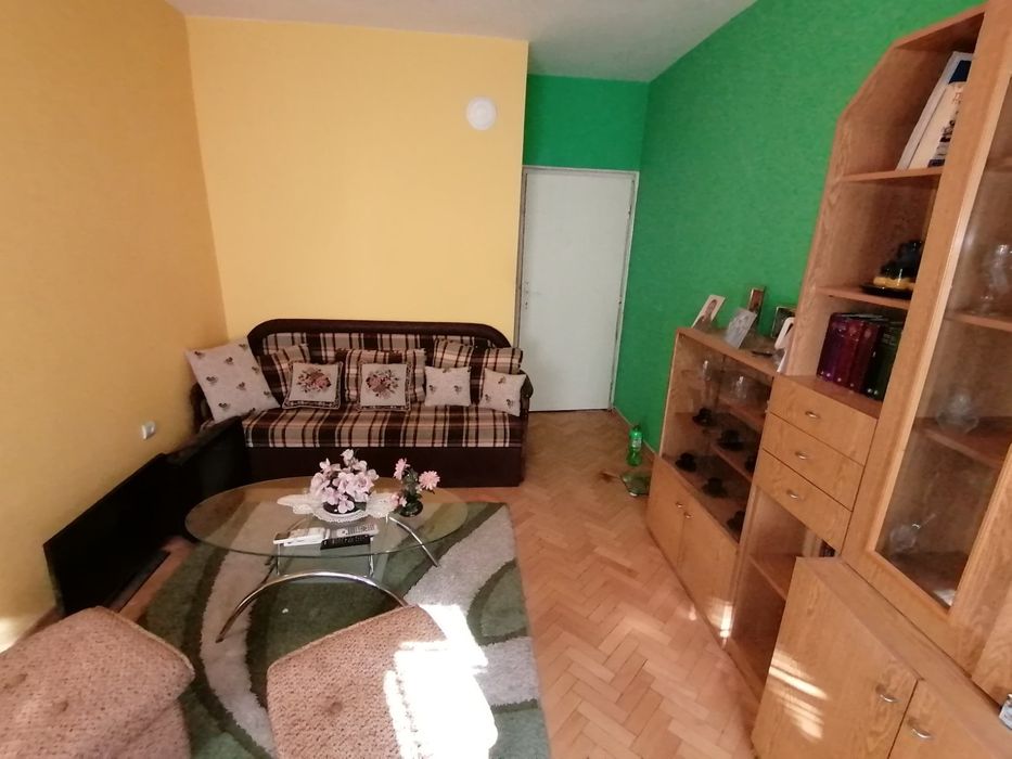 Продавам четиристаен апартамент в Асеновград!