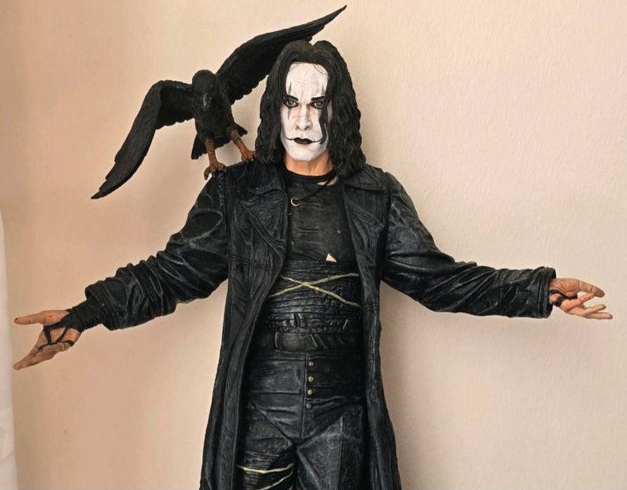Figurina Crow uriașă 50 cm Neca cu sunet