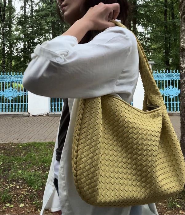 Плетеная желтая сумка