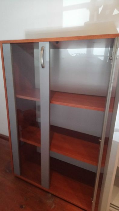 Два броя шкафове със стъклени врати