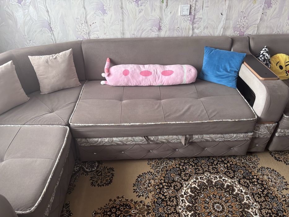 Продам угловой диван с креслом.