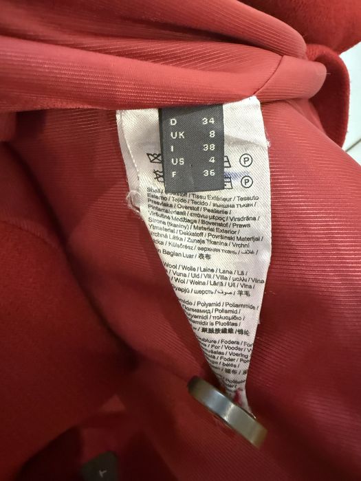 Късо червено палто.