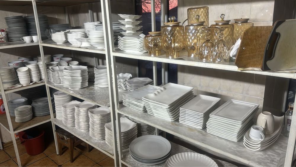 В связи закрытием ресторана продается вся посуда