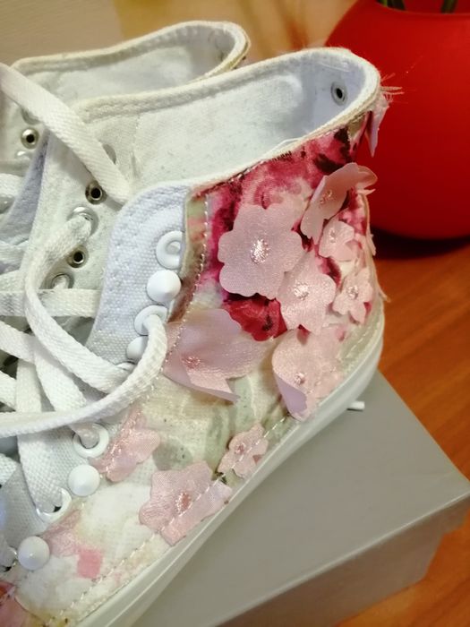 Кроссовки кеды продам.