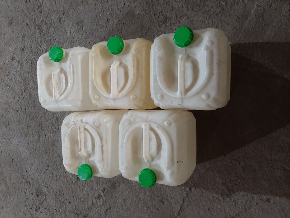 Продам канистры пластмассовые.