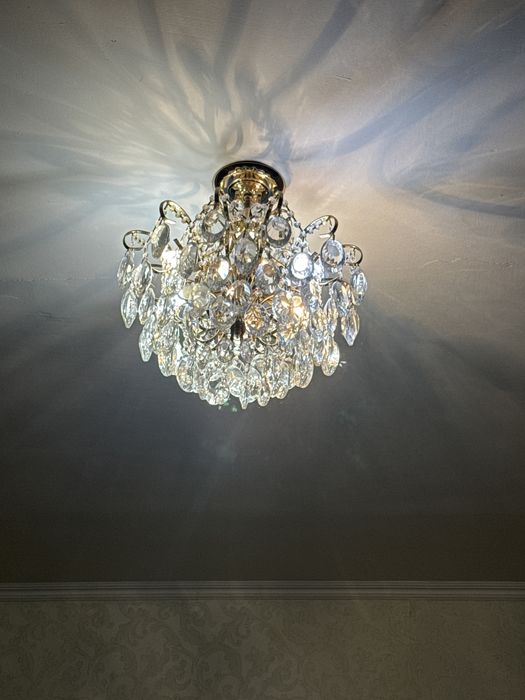 Продам Люстру