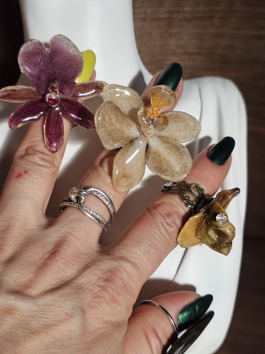Регулируеми пръстенчета с естествен цвят на орхидея, лилиум и пауново