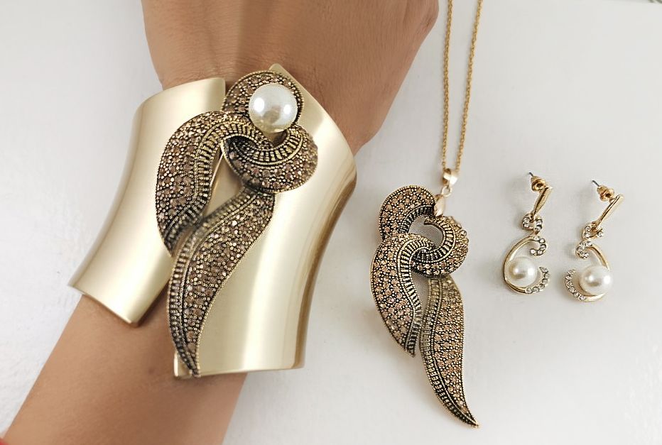 10 идеи за луксозни коледни подаръци с елегантни бижута за жени 2020