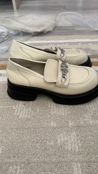 Срочно продам красивые лоферы