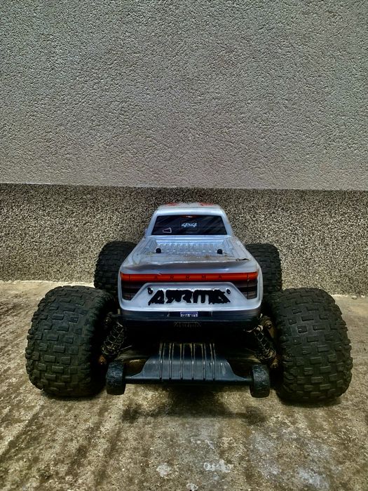Masinuta rc arrma granite