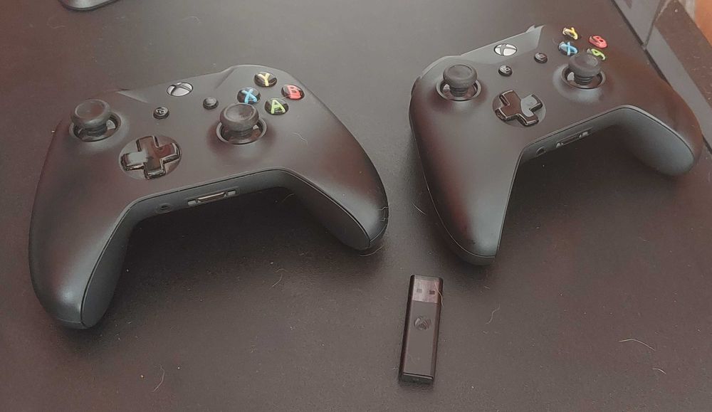 Комплект 2 бр. Xbox One контролери + Оригинален USB адаптер за PC