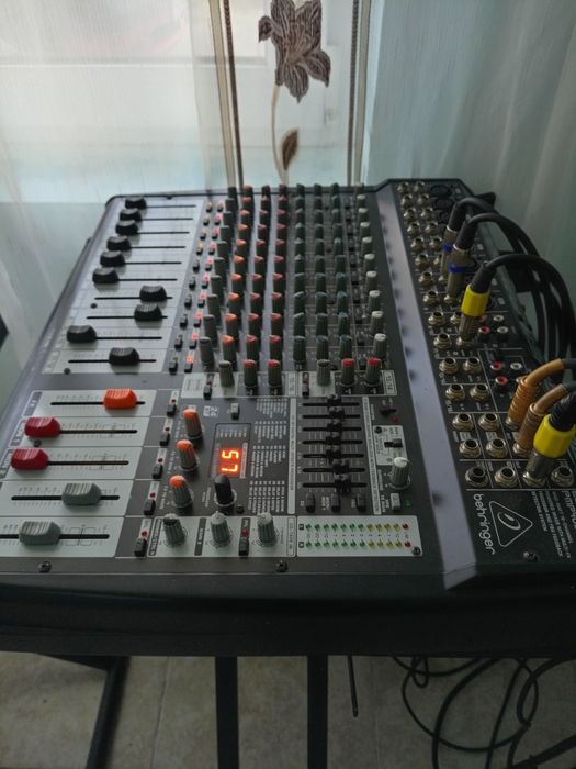 Vind mixer activ behringer pmp 4000. Putere 800 Wati. Preț negociabil.