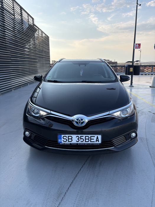 - Toyota Auris 1.8 Hybrid 2016