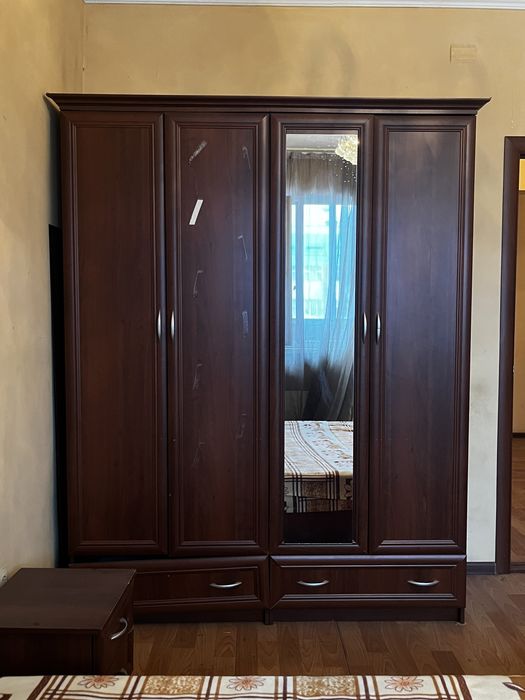 СРОЧНО! Продается шкаф, кровать,камот, туалетный столик и 2 тумбы