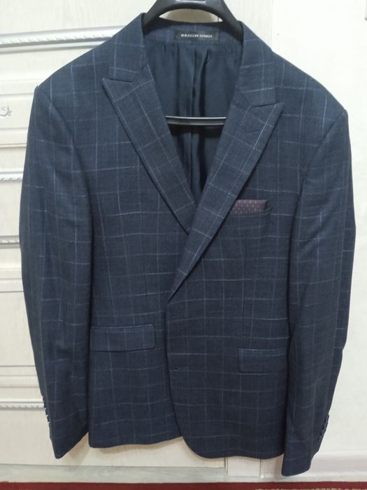 Брючный костюм тройка 
Рубашка
Галстук
Жилетка 
Костюм 
Брюки размер 4