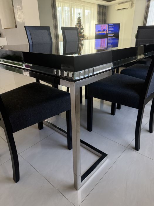 Трапезна маса със столове