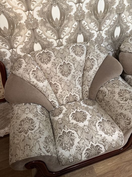 Продам диван с креслами