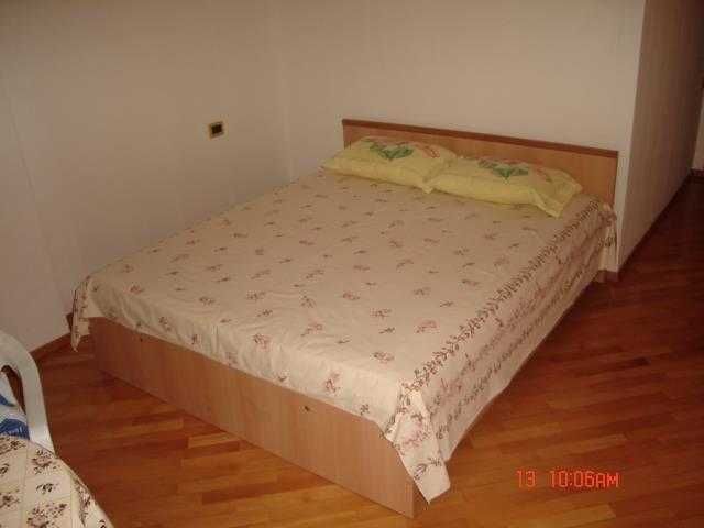 Дава се под наем Тристаен апартамент в Бургас, Изгрев - 80 кв.м за 255 € - Снимка #2