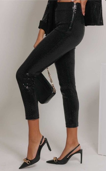 Екстравагантен дамски сет- сако и панталон с блестящ ефект