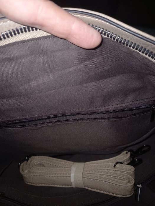 Нова дамска чанта с 4 джоба и 2 прегради