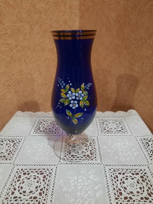 Красивая, изящная вазочка на ножке, Богемия, Чехословакия. Кобальтовое