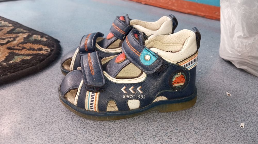 Мальчику обувь разного размера
