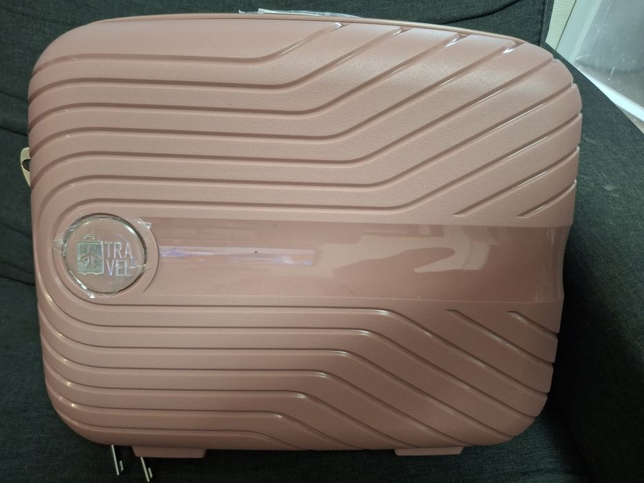 Розово куфарче за ръчен багаж